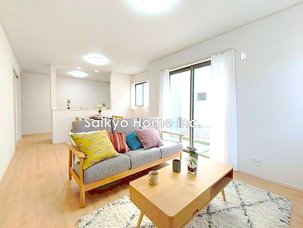 【リビング】オープンでのびやかな空間を生み出すこだわりの「広がり」と「ゆとり」。家族と過ごす時間を大切にした住空間です。