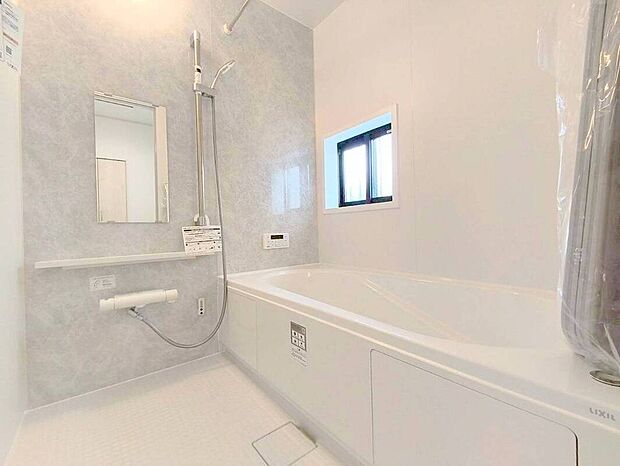 【浴室】ゆったりと足を伸ばせる一坪タイプの浴室です。浴室換気乾燥機付きですので、カビの発生も抑制出来ます。