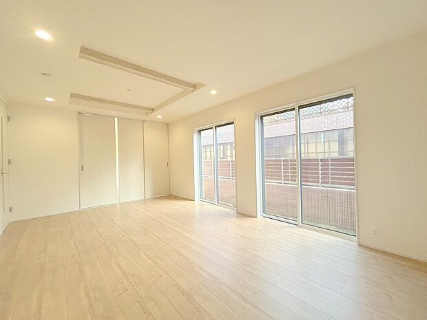 【リビング】オープンでのびやかな空間を生み出すこだわりの「広がり」と「ゆとり」。家族と過ごす時間を大切にした住空間です。