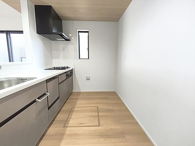 【キッチン】対面キッチなのでリビングにいる家族の様子がうかがえるので小さなお子様がいても安心ですね。