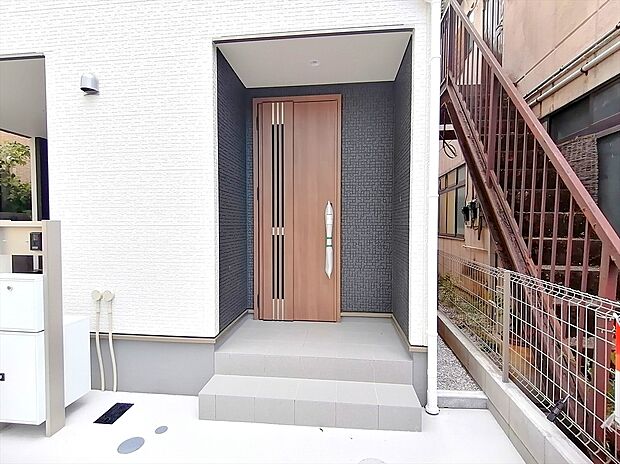 【玄関】玄関ドアはカードキー付!タッチするだけでいいので両手がふさがっていもらくらく解錠!