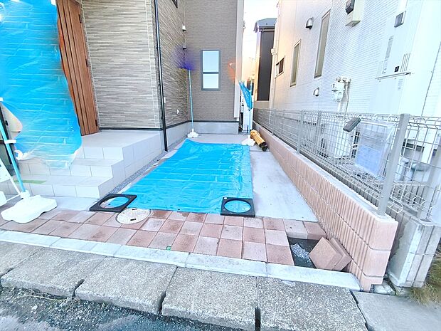 【駐車場】カースペースはコンクリート仕上げ。雨の日でも足元を気にすることなく駐車できます。