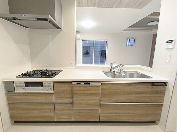 【キッチン】収納力のあるシステムキッチンには浄水器を完備。お手入れのしやすさや機能性、デザイン性に優れています。