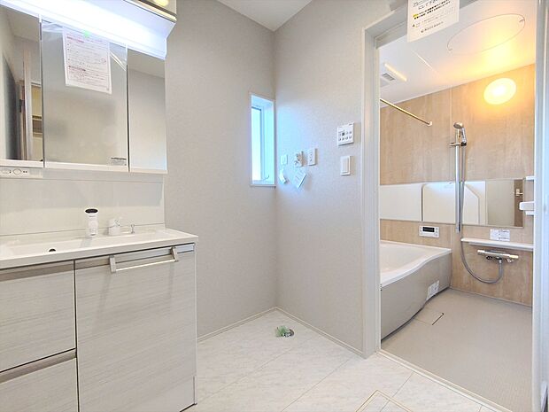 【洗面所】三面鏡が付いた洗面台はお掃除やメンテナンスが楽です。ドラム式の洗濯機を配置しても十分なスペースを確保した設計となっております。