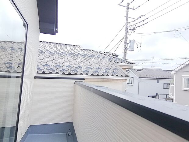 【バルコニー】陽当りの良いバルコニー。心地よい風が吹き込み洗濯物だけでなく、お布団もふっかふかです。