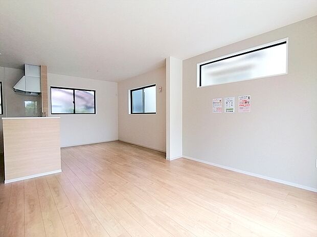 【リビング】オープンでのびやかな空間を生み出すこだわりの「広がり」と「ゆとり」。家族と過ごす時間を大切にした住空間です。