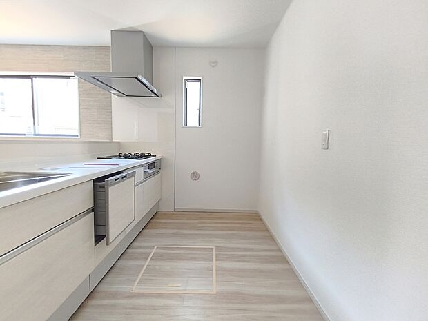 【キッチン】対面キッチなのでリビングにいる家族の様子がうかがえるので小さなお子様がいても安心ですね。
