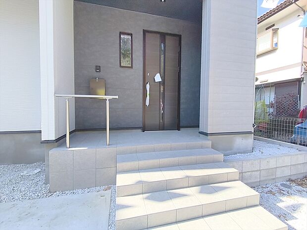 【玄関】玄関はおうちの顔です。いつも明るくキレイな状態でご家族の帰りをお待ちします。お子様のお留守番にも安心なTVモニター付インターホン完備です。
