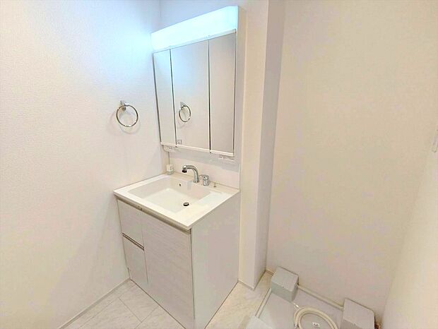 【洗面台】朝の忙しい時間に嬉しいシャンプーヘッド付き洗面台!一日の始まりをこの場所から、気持ちよく迎えてください!!大切なお洋服を手洗いするときにも、お子様のものをちょっと洗いたいときにも使いやすい!