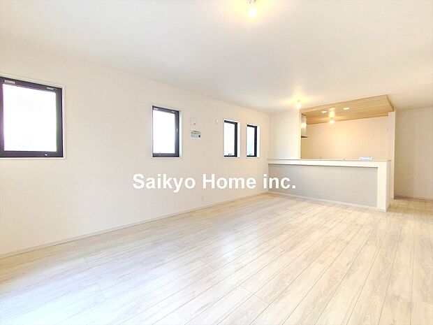 【リビング】20帖以上ある開放感あるリビングが家族団らんのひとときを心地良く演出してくれます