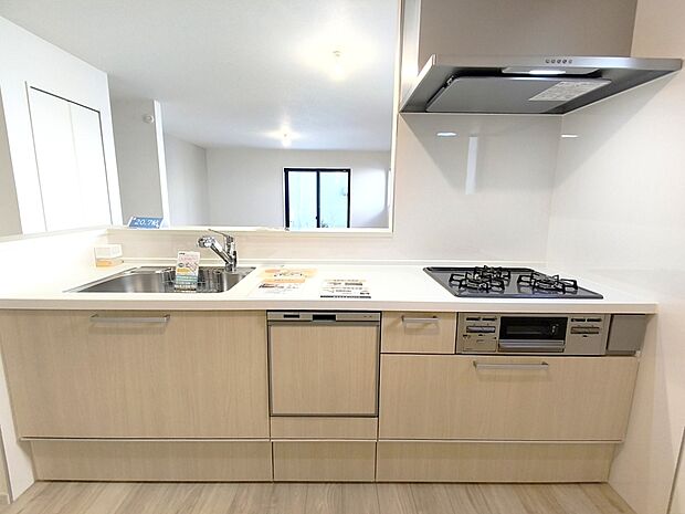 【キッチン】内装の主役でもあり、日常活躍する重要な水回りでもあるからこそ機能性・デザイン性に力を入れています。食洗機を搭載したお手入れのしやすいシステムキッチンです。