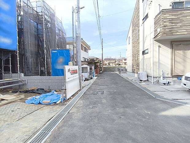 【前面道路含む現地写真】穏やかな雰囲気漂う、緑と調和した街並みに建つ新築一戸建て。
