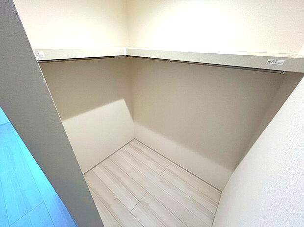 【【ウォークインクローゼット】】嬉しい大型収納は衣替え不要ですぐに使え、片付け上手に!