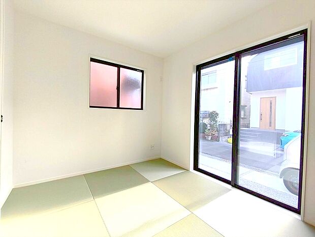 【ペアガラス】夏は室内に入る太陽の日射熱をカットし、冬は室内熱を外に逃がしにくくするため、冷暖房効率を高めます。