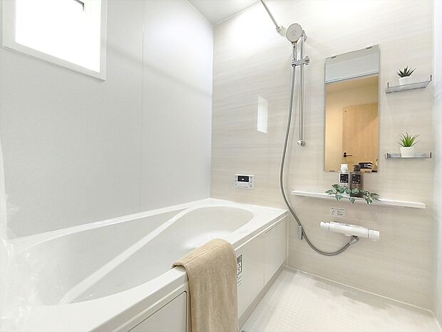 【浴室】ゆったりと足を伸ばせる一坪タイプの浴室です。浴室換気乾燥機付きですので、カビの発生も抑制出来ます。
