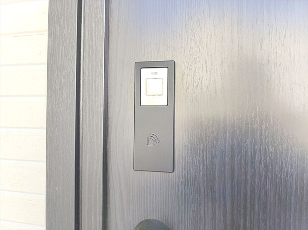 【【カードキー】】暗がりで鍵穴を探すこともなく、細かい作業が難しい子どもや高齢者でも簡単に解錠可能のカードキーを採用。お子様を抱いていたり、両手が買い物袋でふさがっていることが多い方に！
