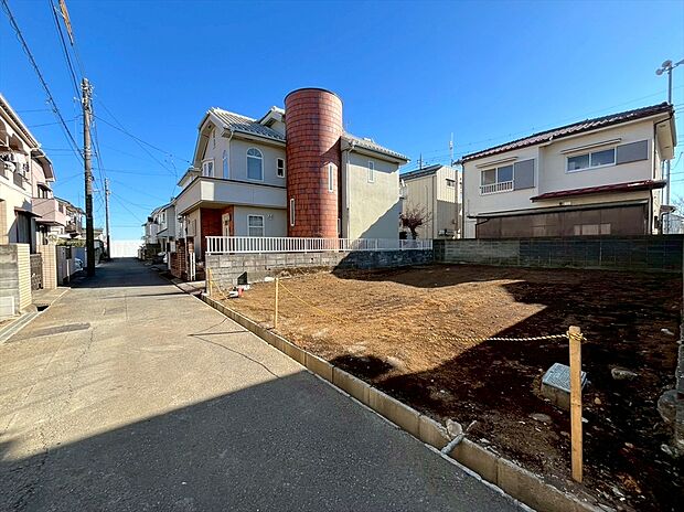 【現地外観】4LDKパントリーつき！並列駐車2台可でカーライフも充実です！ZEH水準の省エネ住宅で自然に優しく！