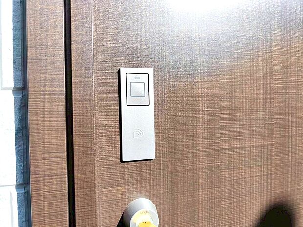 【【カードキー】】暗がりで鍵穴を探すこともなく、細かい作業が難しい子どもや高齢者でも簡単に解錠可能のカードキーを採用。お子様を抱いていたり、両手が買い物袋でふさがっていることが多い方に!
