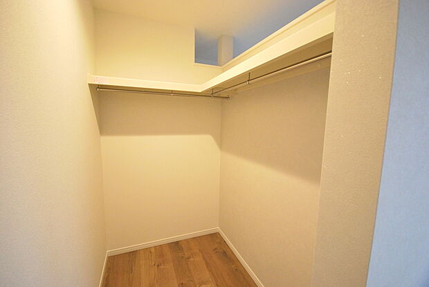 【【ウォークインクローゼット】】嬉しい大型収納は衣替え不要ですぐに使え、片付け上手に!