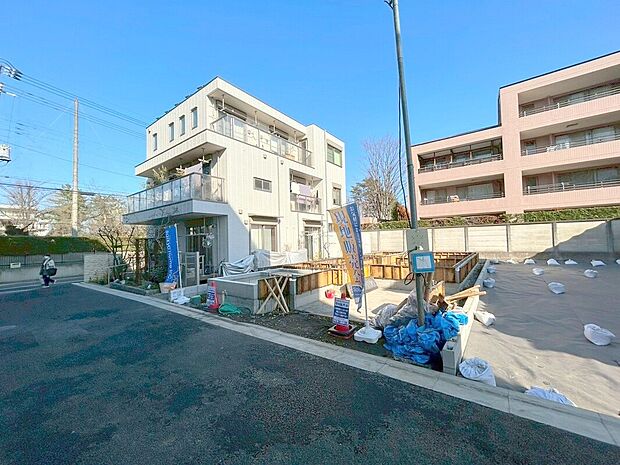 【前面道路含む現地写真】徒歩圏内に公園、商業、教育、医療施設が揃う便利で安心の住環境です。
