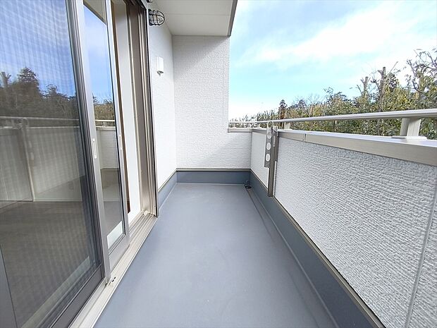 【バルコニー】陽当りの良いバルコニー。心地よい風が吹き込み洗濯物だけでなく、お布団もふっかふかです。
