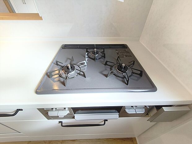 【【3口コンロ】】 凹凸が少ないフラットトップなのでお掃除もラクラクです。
