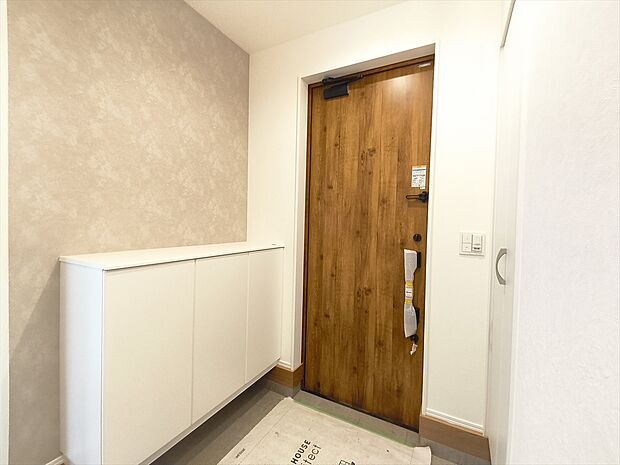 【玄関】玄関は清潔感のある空間にしたいもの。ご家族が多いご家庭にはとても便利なシューズ・イン・クローゼット付きです。