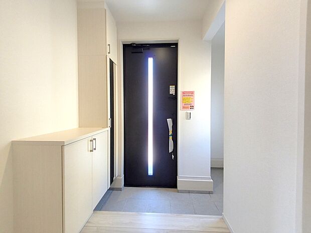 【玄関】家の顔となる玄関は、格調高いデザイン性が求められます。玄関は、高級感と断熱性、防犯性に優れた玄関ドアを標準装備。