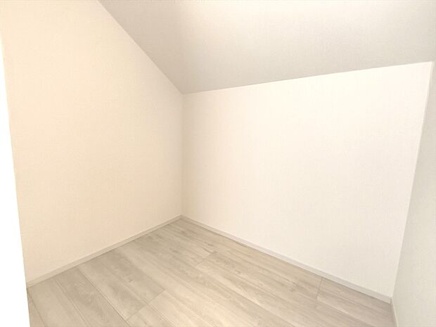 【ウォークインクローゼット】収納力のあるウォークインクローゼット。洋服はもちろん、バッグや小物もスッキリと収納いただけます!