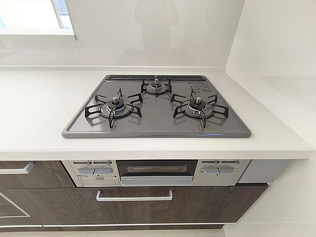 【【3口コンロ】】 凹凸が少ないフラットトップコンロ。お掃除もラクラクです。