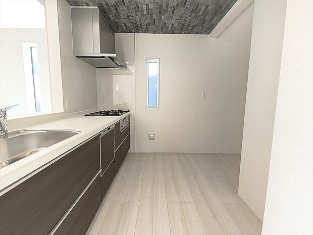 【キッチン】キッチンに立った位置から、リビングにいる家族に目線が届く見守りキッチン!