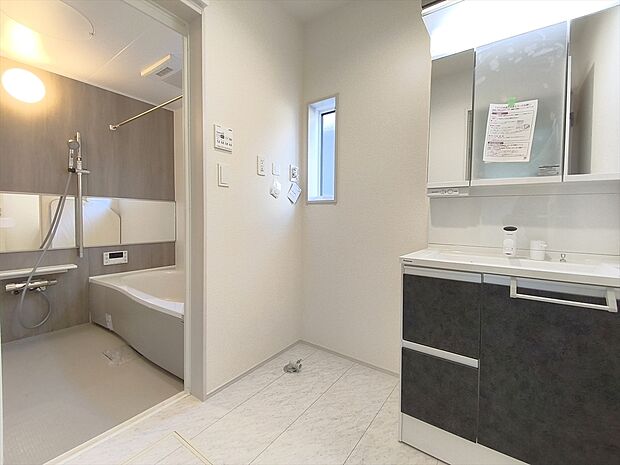 【洗面所】サニタリースペースには窓が備えられております。毎朝の身支度も、陽の光差し込む明るい空間で、快適にお使い頂けそうです。