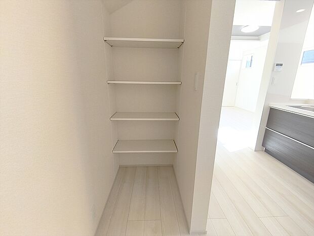 【【パントリー 】】食材や調理器具もこちらにキープ!管理しやすく!お部屋もスッキリ!