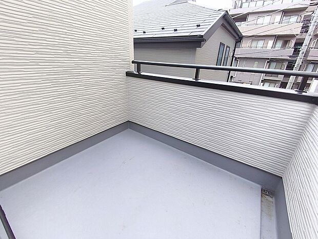 【バルコニー】陽当りの良いバルコニー。心地よい風が吹き込み洗濯物だけでなく、お布団もふっかふかです。