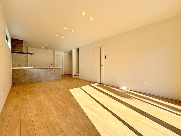 【リビング】LDK19.6帖、オープンでのびやかな空間を生み出すこだわりの「広がり」と「ゆとり」。家族と過ごす時間を大切にした住空間です。