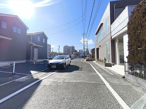 【前面道路含む現地写真】住みやすさと利便性を兼ね備えた立地。高い住宅性能を備えた安心で暮らしやすい住まいです。