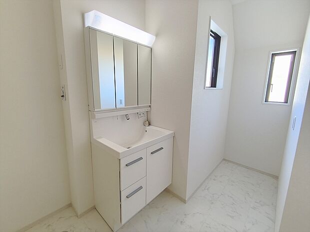 【三面鏡化粧台】収納力と機能性に優れたお手入れラクラク三面鏡洗面化粧台です。朝の身支度にも大活躍!