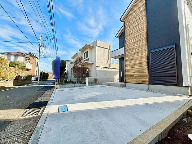 【カースペース】2台止めることができる広々としたカースペースが嬉しいですね。