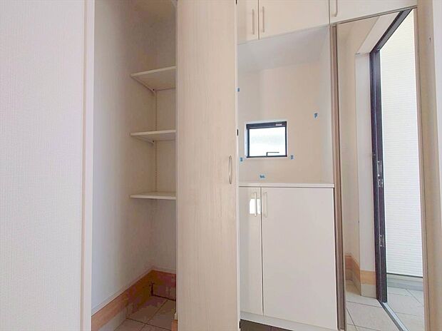 【玄関】お出かけ前の身だしなみチェックが出来る姿見鏡付の玄関収納。かさばる物も収納できる優れものです。