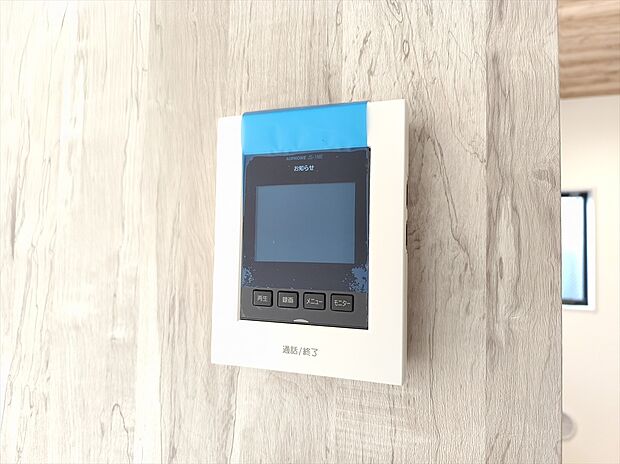 【モニター付きインターフォン】インターフォンはTVモニタ付。誰が来たかひと目で分かるのでセキュリティ面にも安心です。