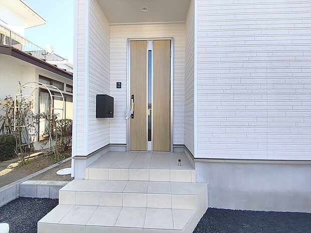 【玄関】玄関はおうちの顔です。いつも明るくキレイな状態でご家族の帰りをお待ちします。