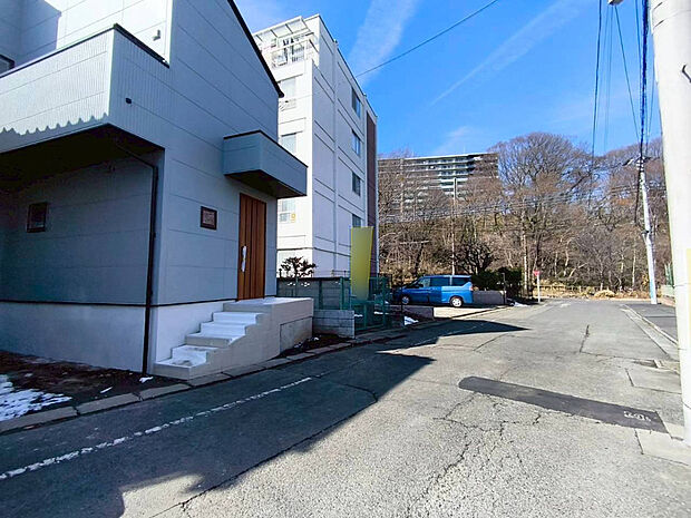 【前面道路含む現地写真】前面道路は約6メートル。駐車が苦手な方にも嬉しい住まいです。