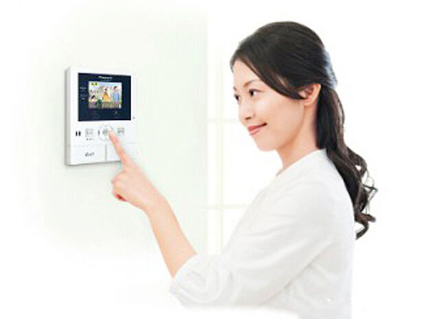 【TVモニターつきインターフォン】玄関を確認しなくても誰が来たのかすぐわかります。訪問者を確認してから会話することができますので安心して対応できます。