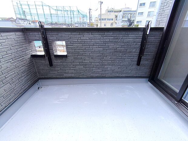 【バルコニー】陽当りの良いバルコニー。心地よい風が吹き込み洗濯物だけでなく、お布団もふっかふかです。
