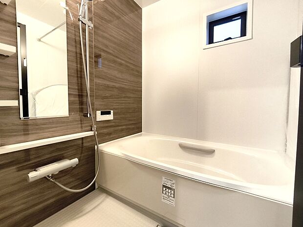 【浴室】一日の疲れを癒すための心地よい浴室はゆとりあるサイズを採用。浴室乾燥機付き!汚れにくくお手入れしやすい浴室です。