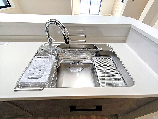 【【浄水器】】浄水器をスリムに内蔵したハンドシャワー式の水栓金具です。いつでもおいしい水をいつでも手軽に使えます.