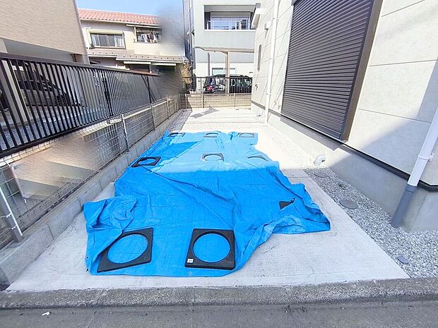 【駐車場】カースペースはコンクリート仕上げ。雨の日も足元は気になりません!