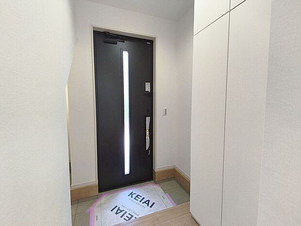 【玄関】ベビーカーやゴルフバック・スノーボードもそのまま格納できるほどの土間収納を完備!