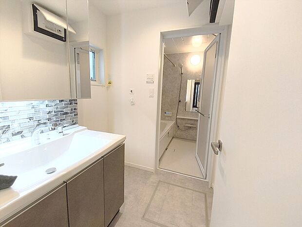 【洗面所】サニタリースペースには窓が備えられております。毎朝の身支度も、陽の光差し込む明るい空間で、快適にお使い頂けそうです。