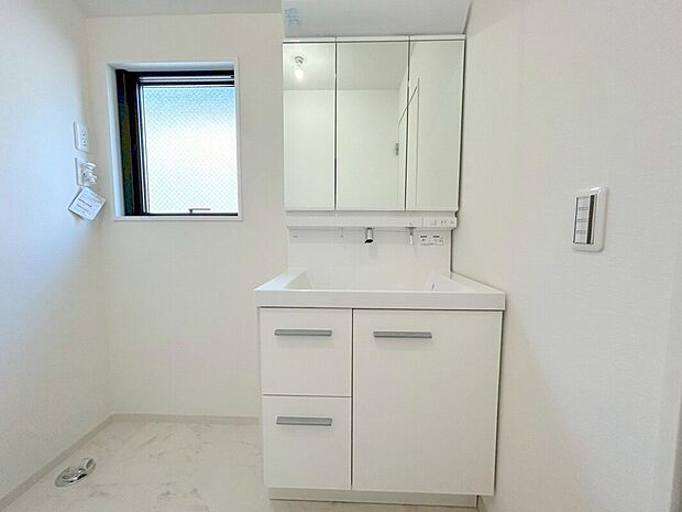 【【三面鏡化粧台】】収納力と機能性に優れたお手入れラクラク三面鏡洗面化粧台です。朝の身支度にも大活躍!